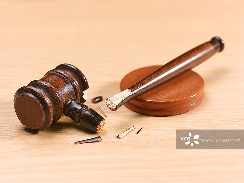 桌子上破碎的法槌图片素材