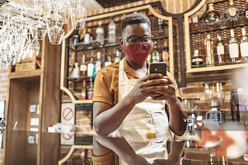 使用移动技术进行小型企业管理图片素材