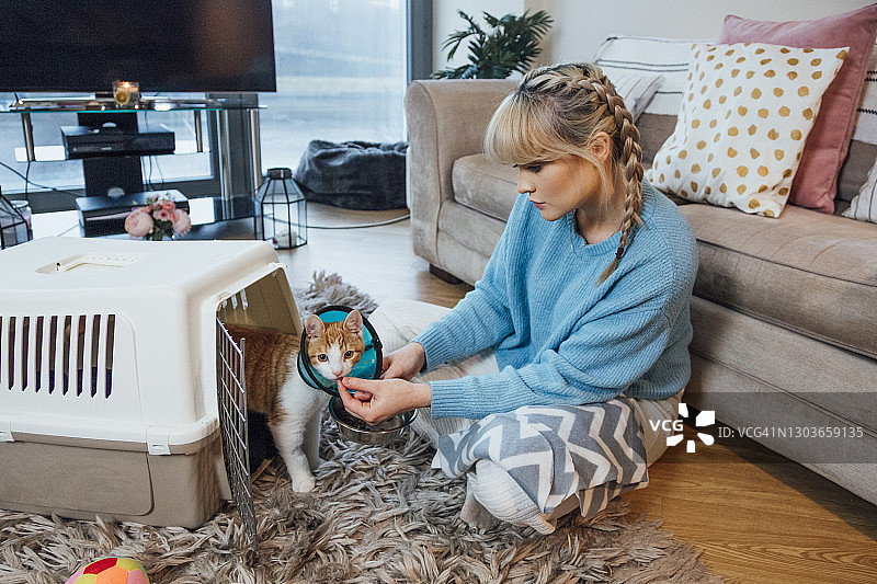 喂他吃零食图片素材