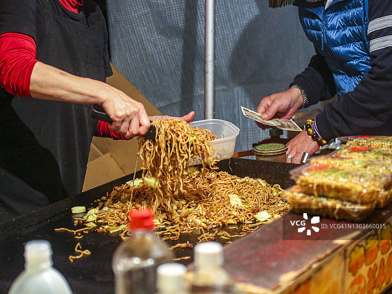 街头美食：樱花节上的炒面图片素材