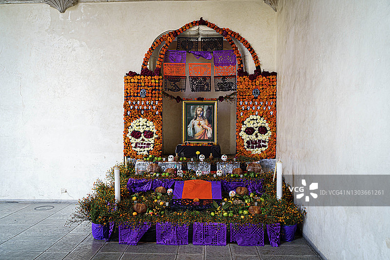 带有耶稣像的亡灵节祭坛图片素材