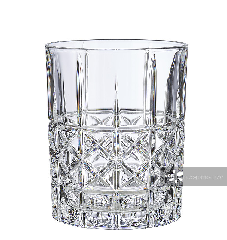 白色背景上的威士忌酒杯图片素材