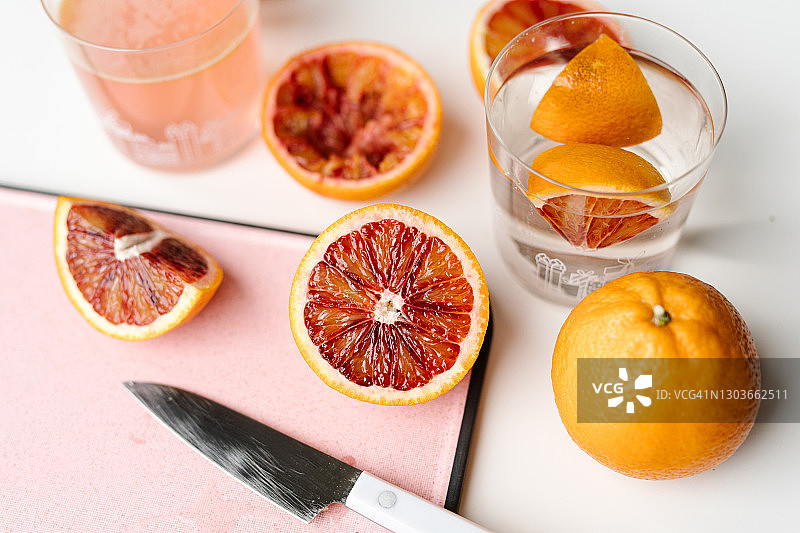 健康生活方式：红橙汁排毒水概念图片素材