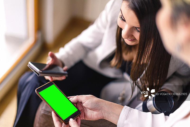 在智能手机上看图片的商务女性图片素材