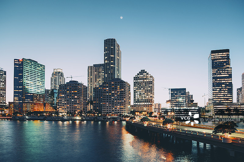 美国佛罗里达州迈阿密布里克尔 Key 市中心天际线图片素材