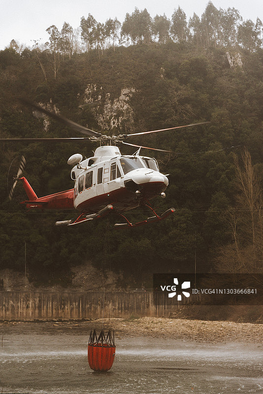 消防直升机从河中取水图片素材