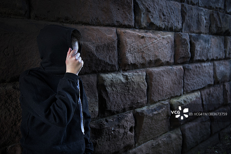 废土中的年轻人图片素材