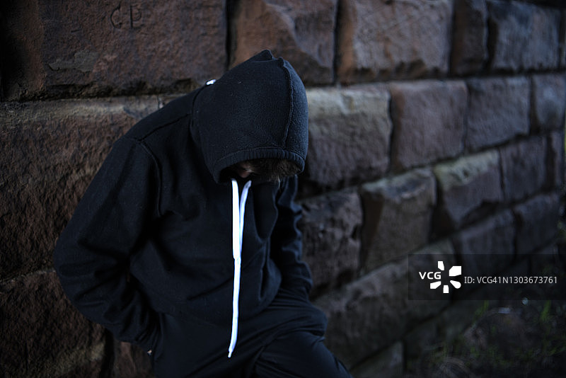 废土中的年轻人图片素材