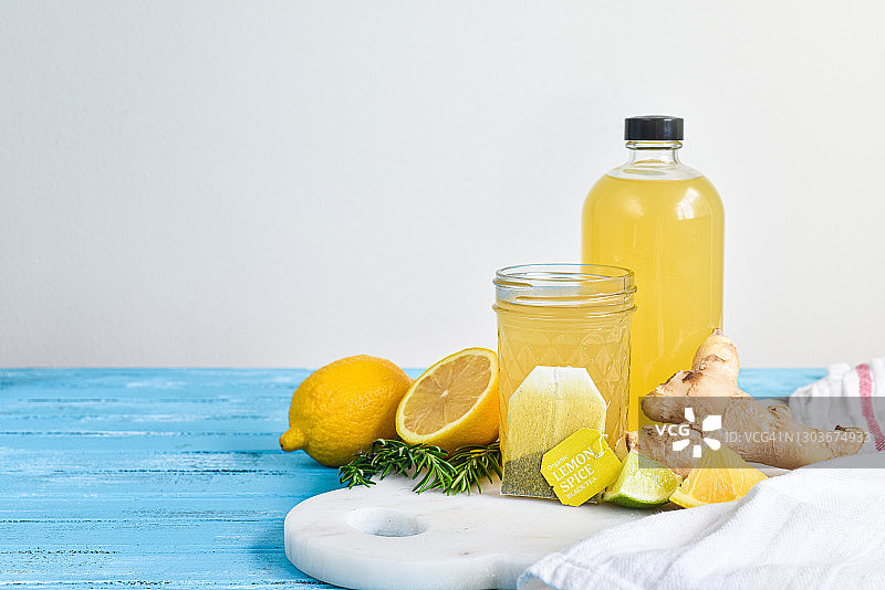 柠檬姜味红茶菌饮料——自制红茶菌，含姜、柠檬、茶和香料图片素材