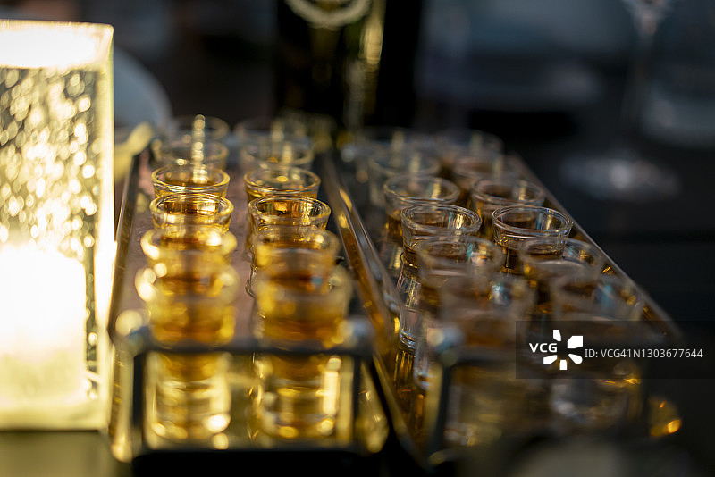 光线照耀着装满葡萄酒的玻璃杯图片素材