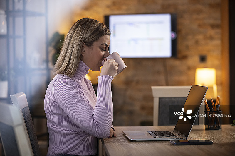 工作前喝一杯晨间咖啡图片素材