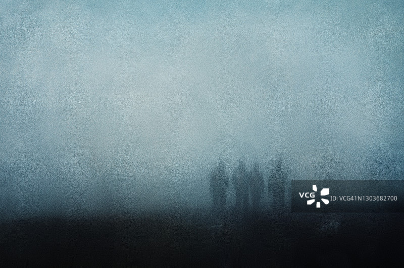 诡异概念：四个模糊幽灵走进迷雾，粗犷抽象风格图片素材