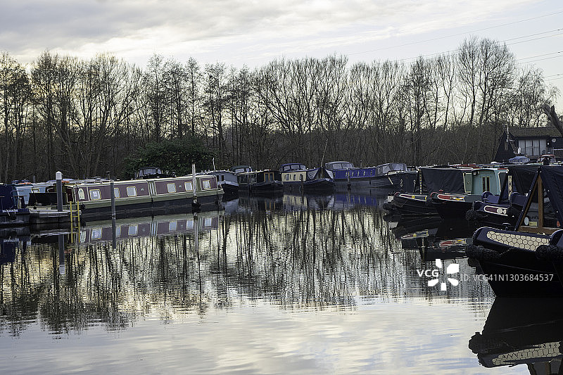 日落时停泊在运河上的船只图片素材