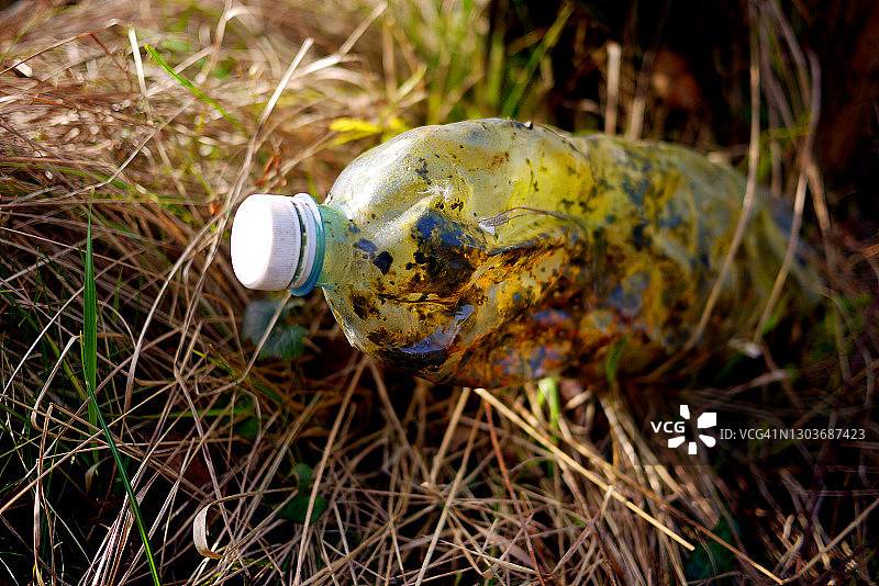 遗留在自然环境中的塑料瓶图片素材