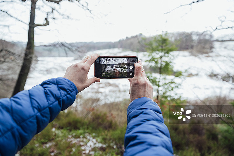 女子拍摄雪景照片图片素材