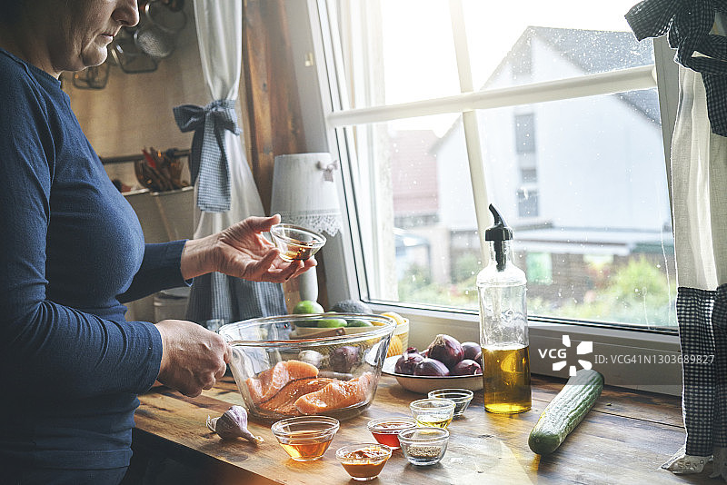 准备香辣三文鱼饭碗配米饭、胡萝卜、黄瓜和鳄梨图片素材