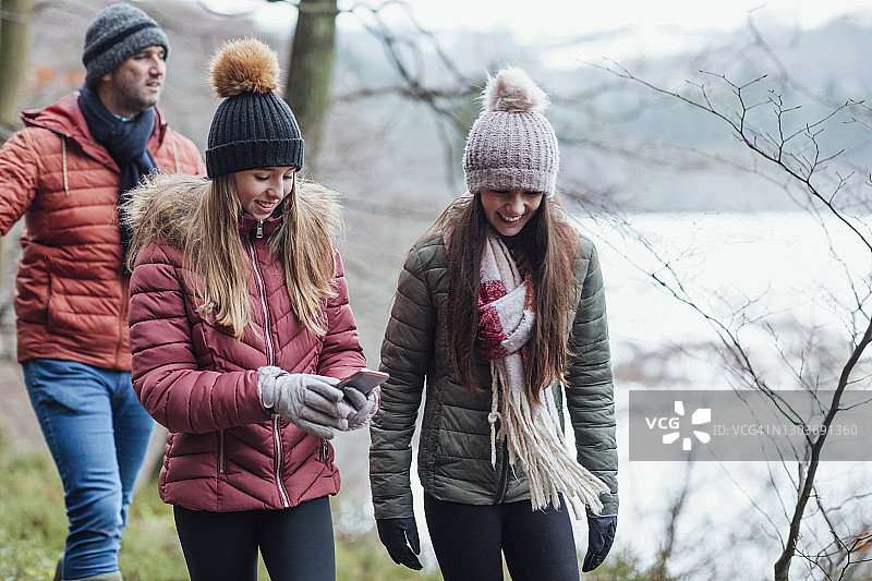 与姐姐在树林中漫步图片素材