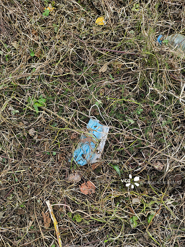 垃圾文化：一次性塑料和外科口罩图片素材