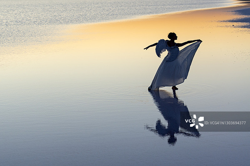 日落时分湖面上的美丽芭蕾舞演员图片素材
