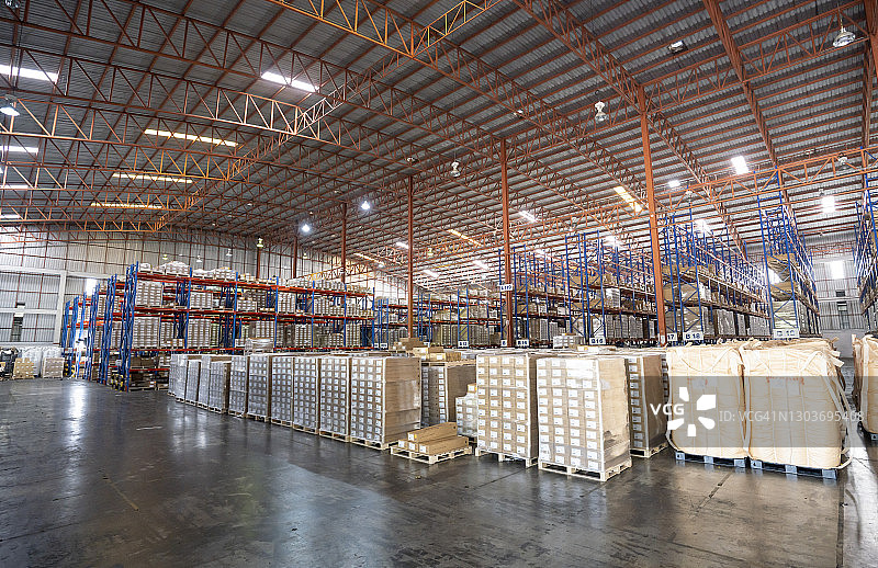 仓库或储藏室，带有纸板箱的货架。工业背景。图片素材