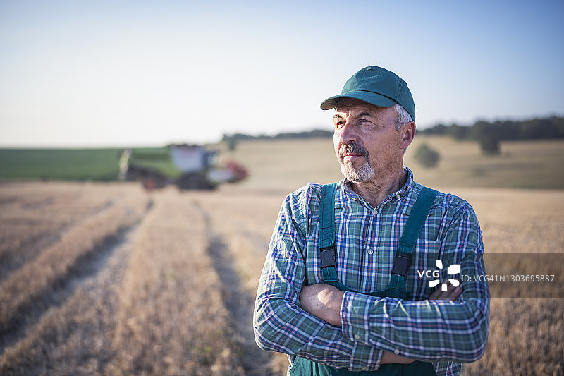 在农田里的年长农民肖像图片素材