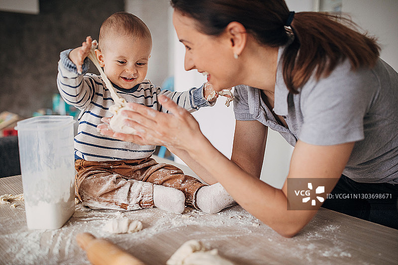 母子俩一起揉面图片素材