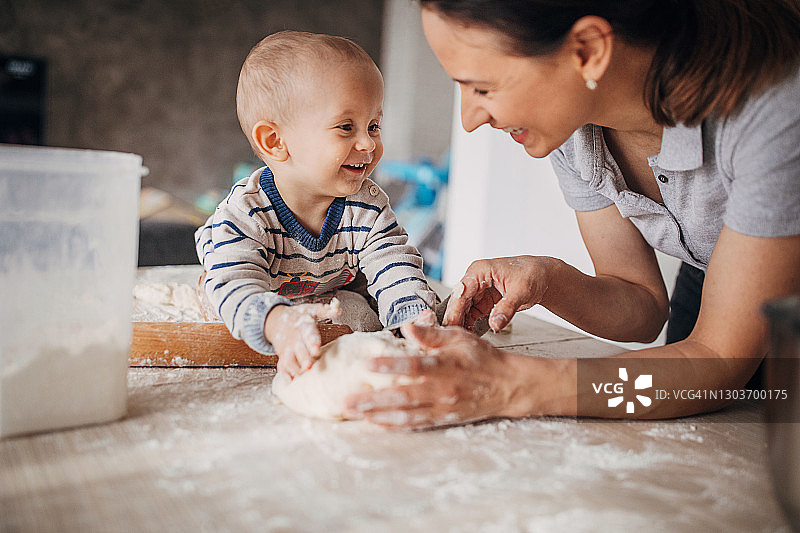 母子俩一起揉面图片素材