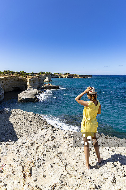 美丽的女人欣赏意大利普利亚萨伦托海景图片素材