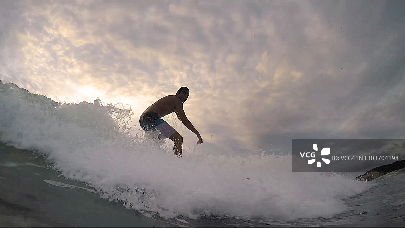 在厄瓜多尔马纳比省卡诺阿冲浪的拉丁裔男子图片素材