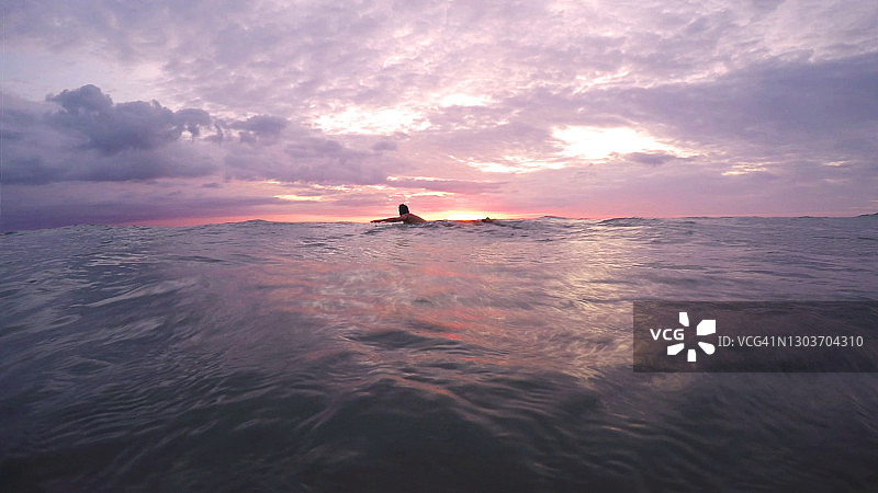 在厄瓜多尔马纳比省卡诺阿冲浪的拉丁裔男子图片素材