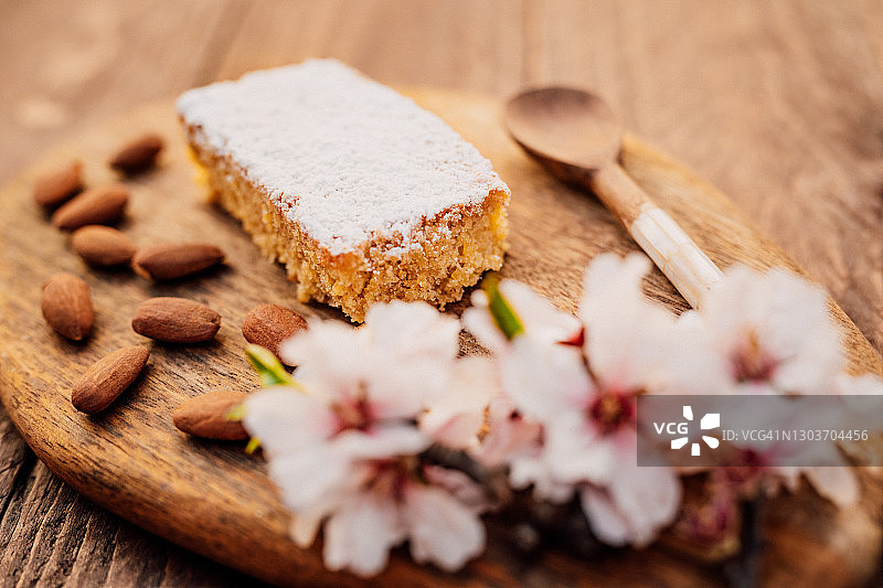 马略卡杏仁蛋糕加托装饰杏仁花图片素材