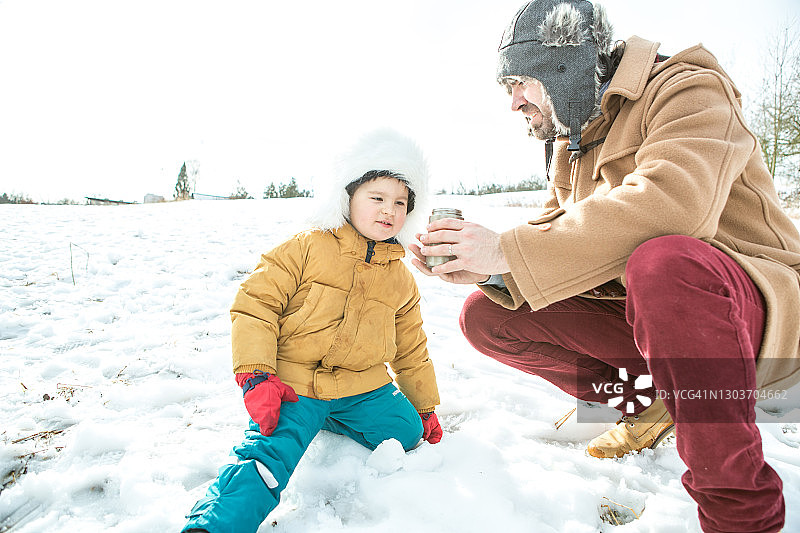 与儿童在一起的男子肖像图片素材