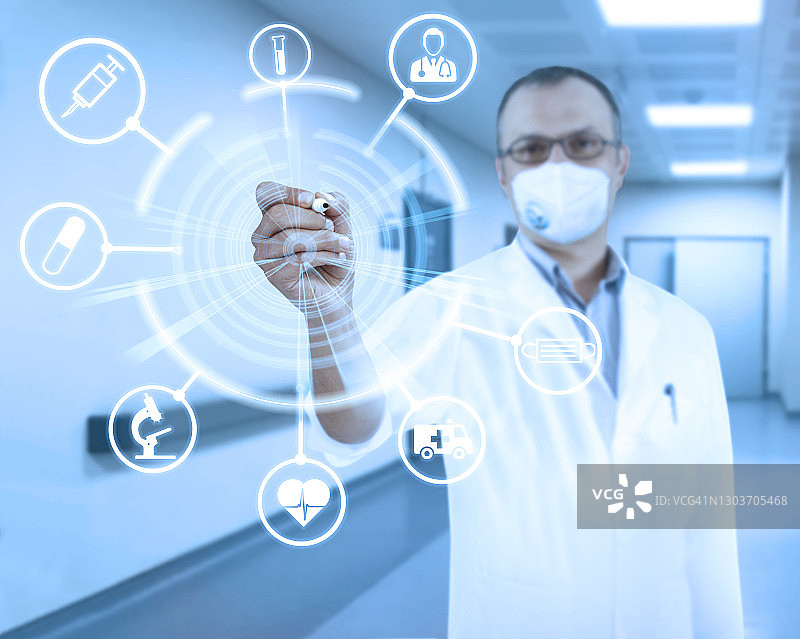 戴口罩的医生在透明板上书写图片素材