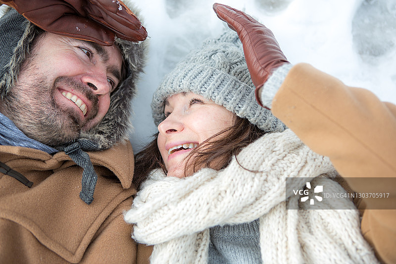 一对年轻夫妇的肖像图片素材