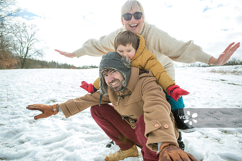 年轻家庭肖像图片素材