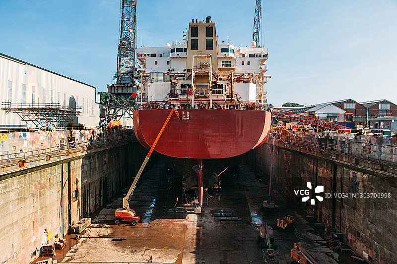 干船坞中的船尾图片素材