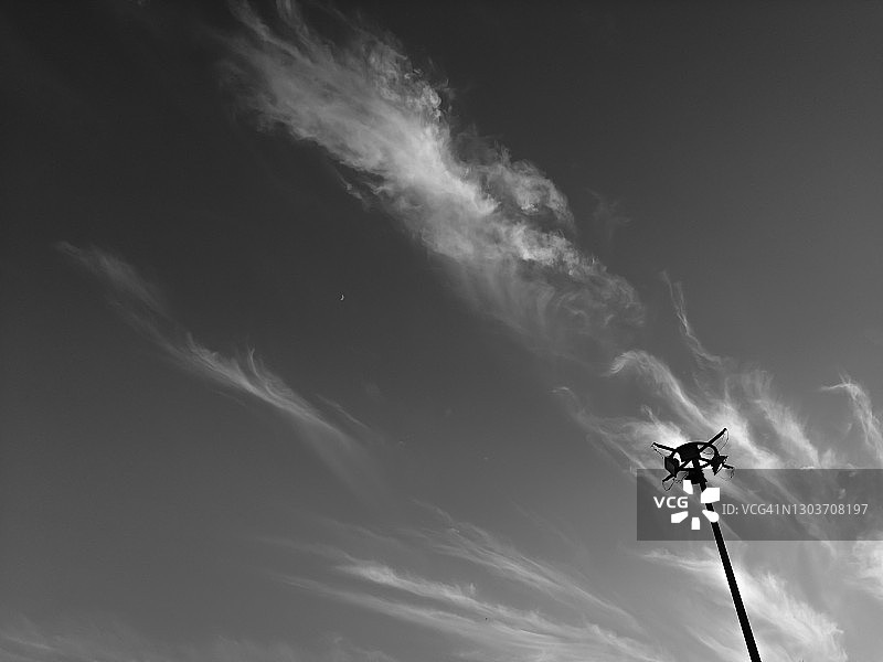 云层类型——多云天空下的灯柱图片素材