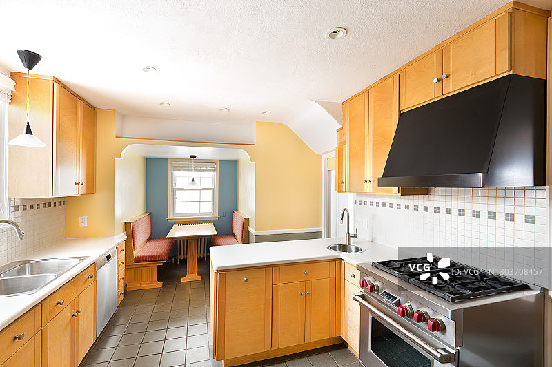 家居改造：改造后的现代厨房设计图片素材