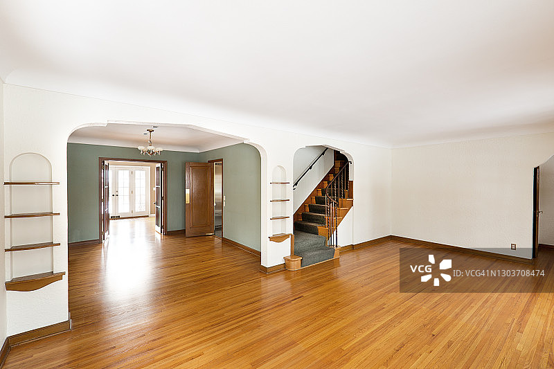 20世纪30年代美式都铎风格房地产室内客厅和餐厅图片素材