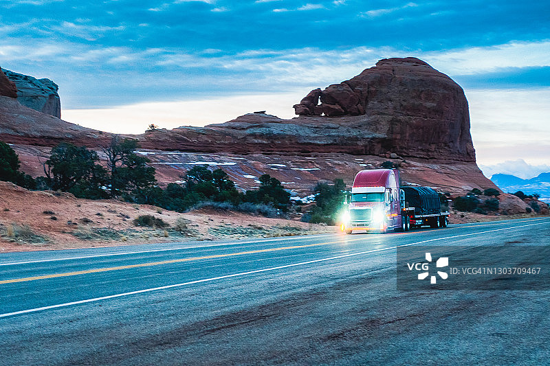 双向高速公路上的长途半挂卡车图片素材