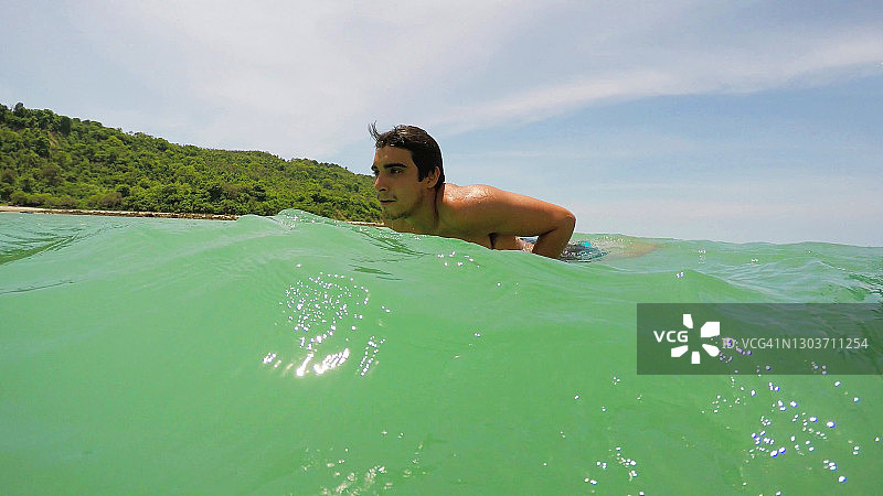 在厄瓜多尔马纳比省卡诺阿冲浪的拉丁裔男子图片素材