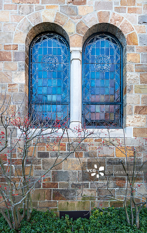 拱形彩色玻璃教堂窗户图片素材