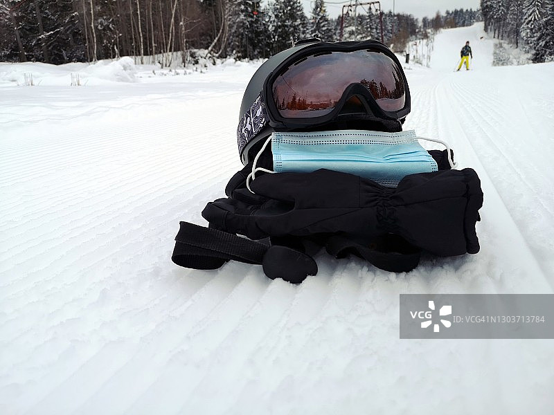 滑雪场保持社交距离：新冠疫情限制图片素材