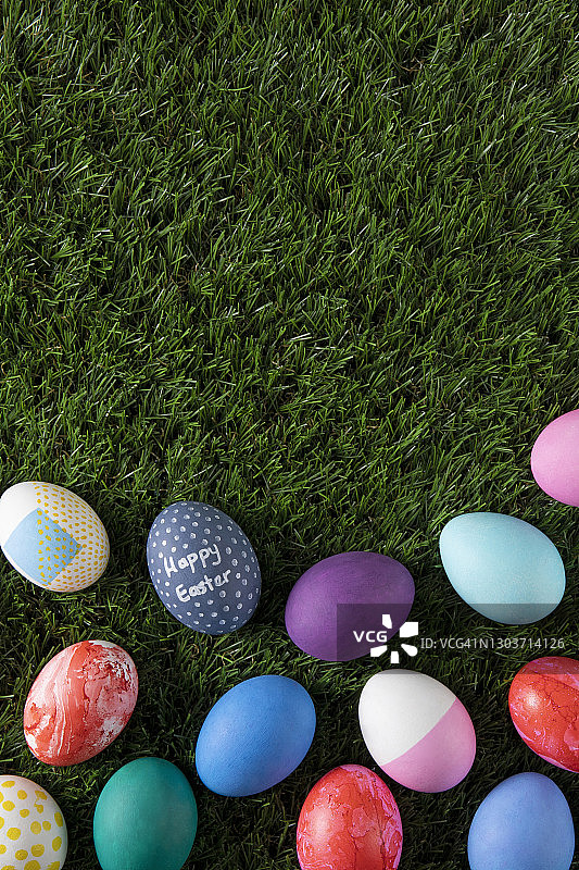 绿色草地背景上的复活节彩蛋图片素材