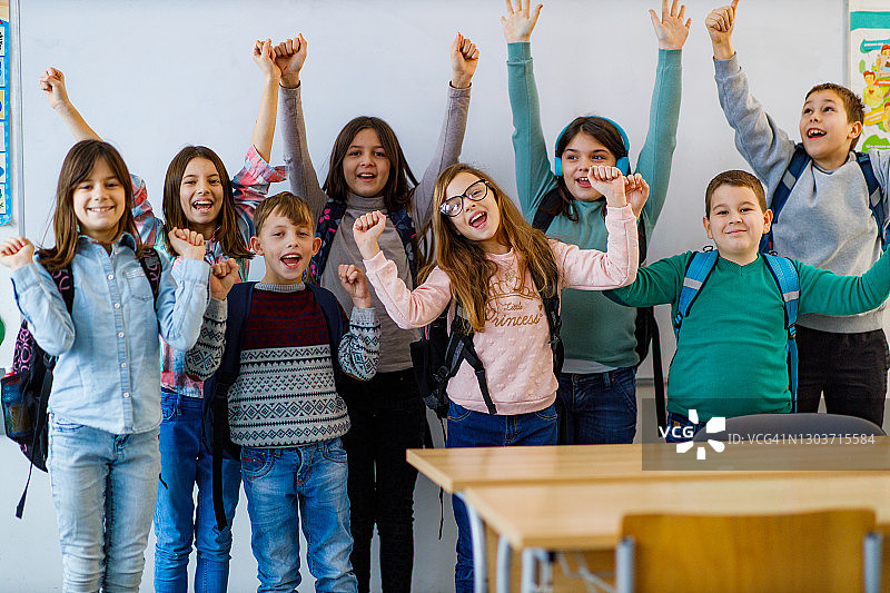 教室里快乐的男孩和女孩的画像图片素材