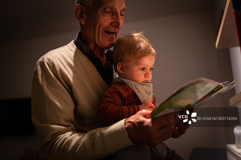 爷爷给孙子读书图片素材