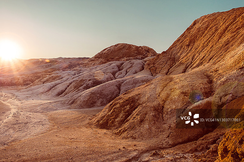 末日般的超现实乌拉尔景观，类似火星表面。冻结的红棕色黑土表面，贫瘠、龟裂和烧焦的土地和土壤，全球变暖的概念，耐火粘土采石场。2021年登陆火星。图片素材