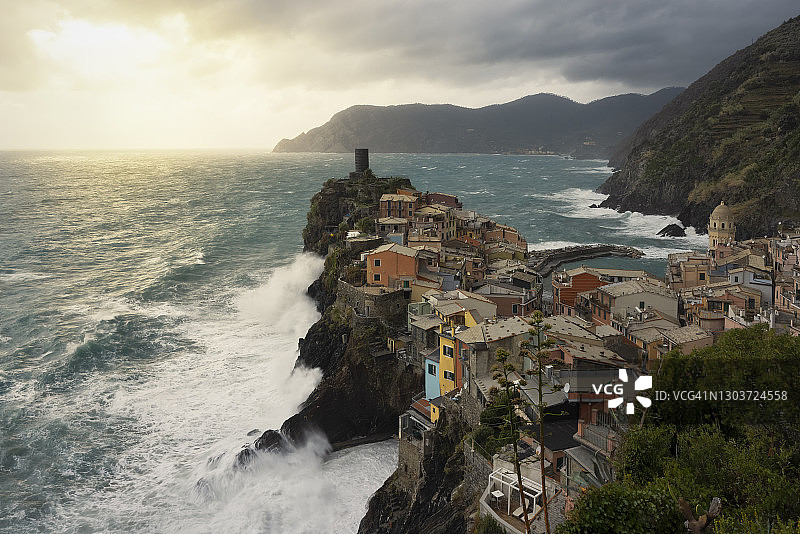 意大利五渔村韦尔纳扎在海风暴中的夏日日落图片素材
