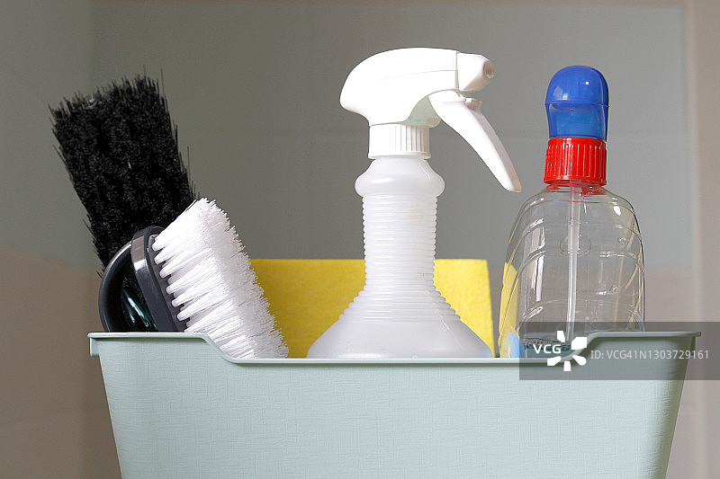 装满清洁用具和清洁产品的篮子图片素材