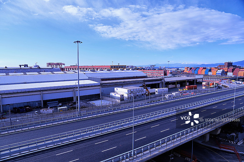 工业区旁的空旷新主干道图片素材